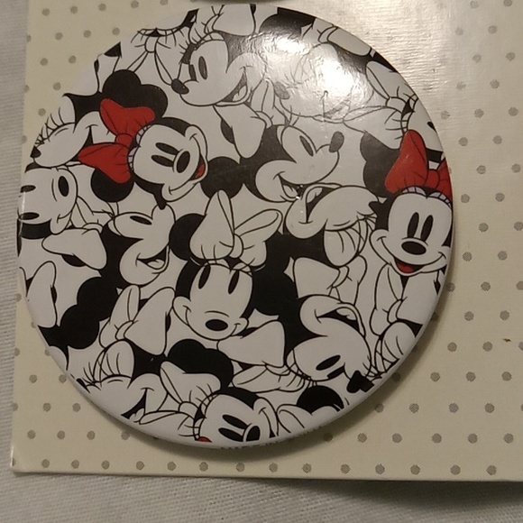 Disney Minnie Mouse button pin set - Picture 6 of 6